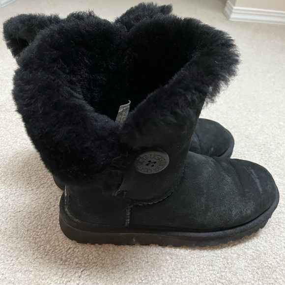 Black short Ugg boots with button Size 6 - Picture 1 of 5